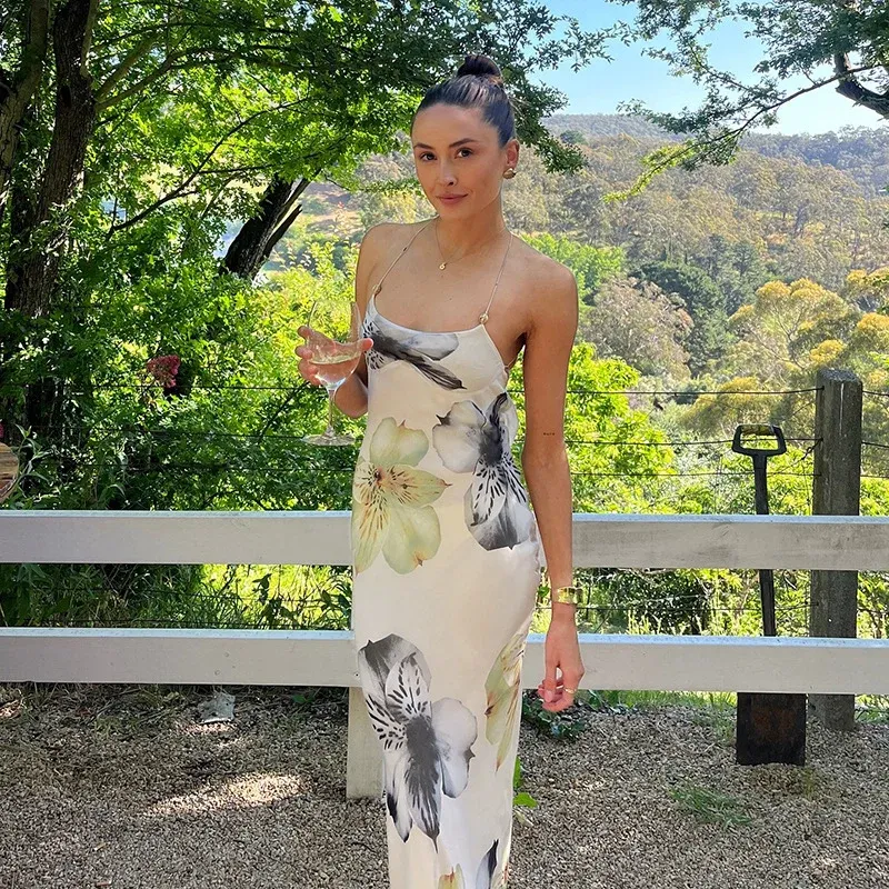 Damen Maxikleid mit zartem Blumenmuster und feinen Spaghetti-Trägern – Valéora