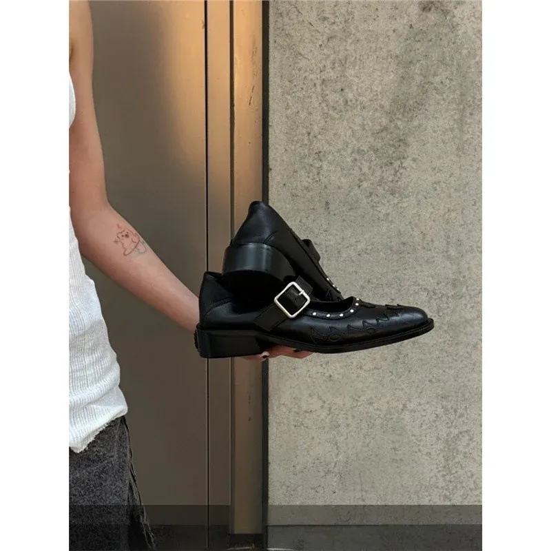 Damen Spitz zulaufende Mary-Jane-Loafer mit Nietenbesatz und verstellbarem Schnallenriemen – Lioré