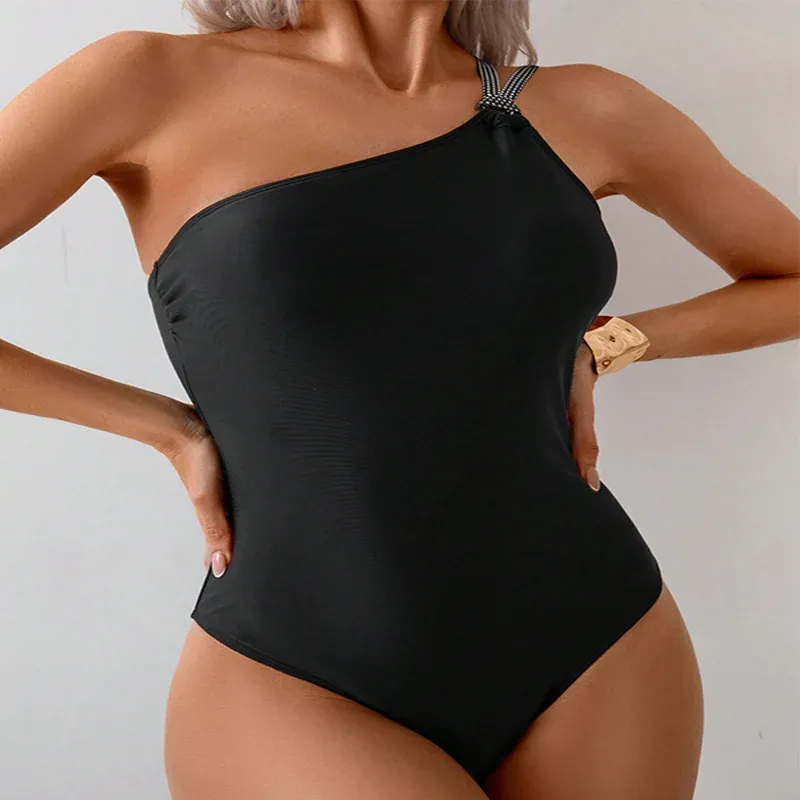 Damen Einseitiger Badeanzug mit modischen Trägerdetails – Maréssa