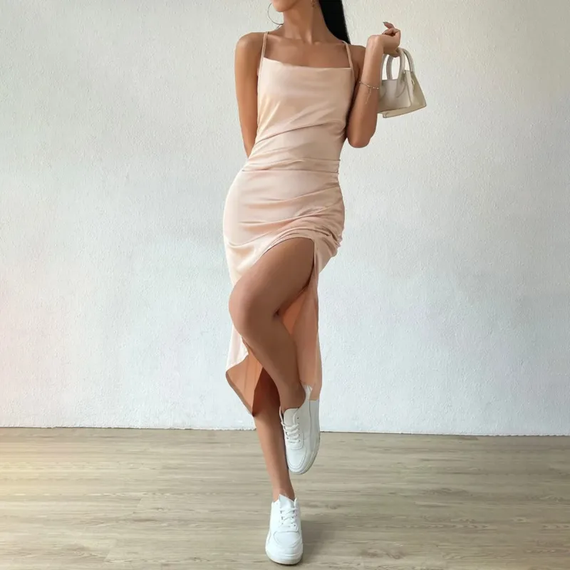Damen Satin-Midikleid mit schmalen Trägern und elegantem Schlitz – Élara